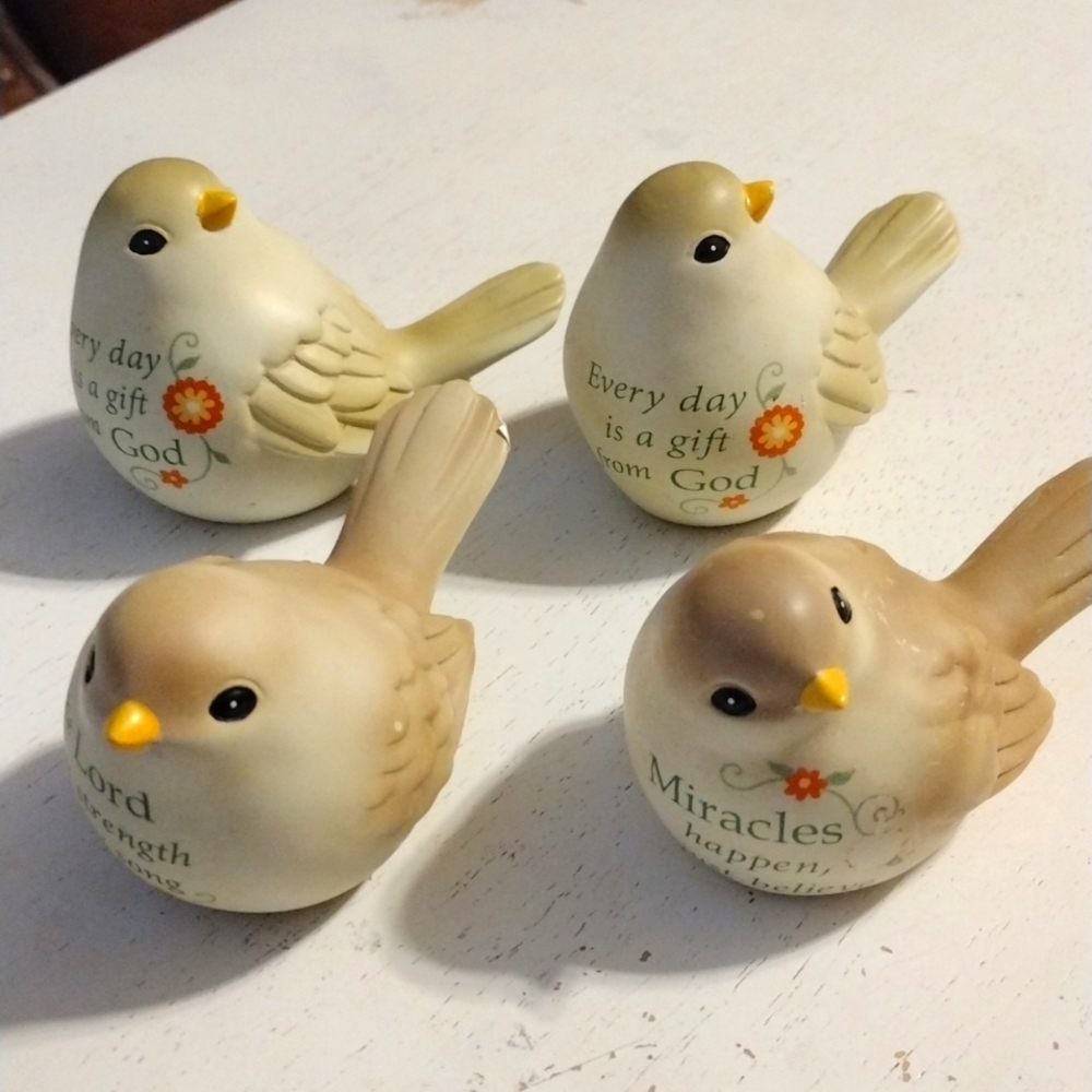 New with tags Set of four Ganz tabletop bird figurines